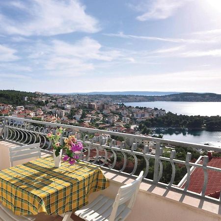 Lovely Apartment In Trogir With Kitchen Exterior foto