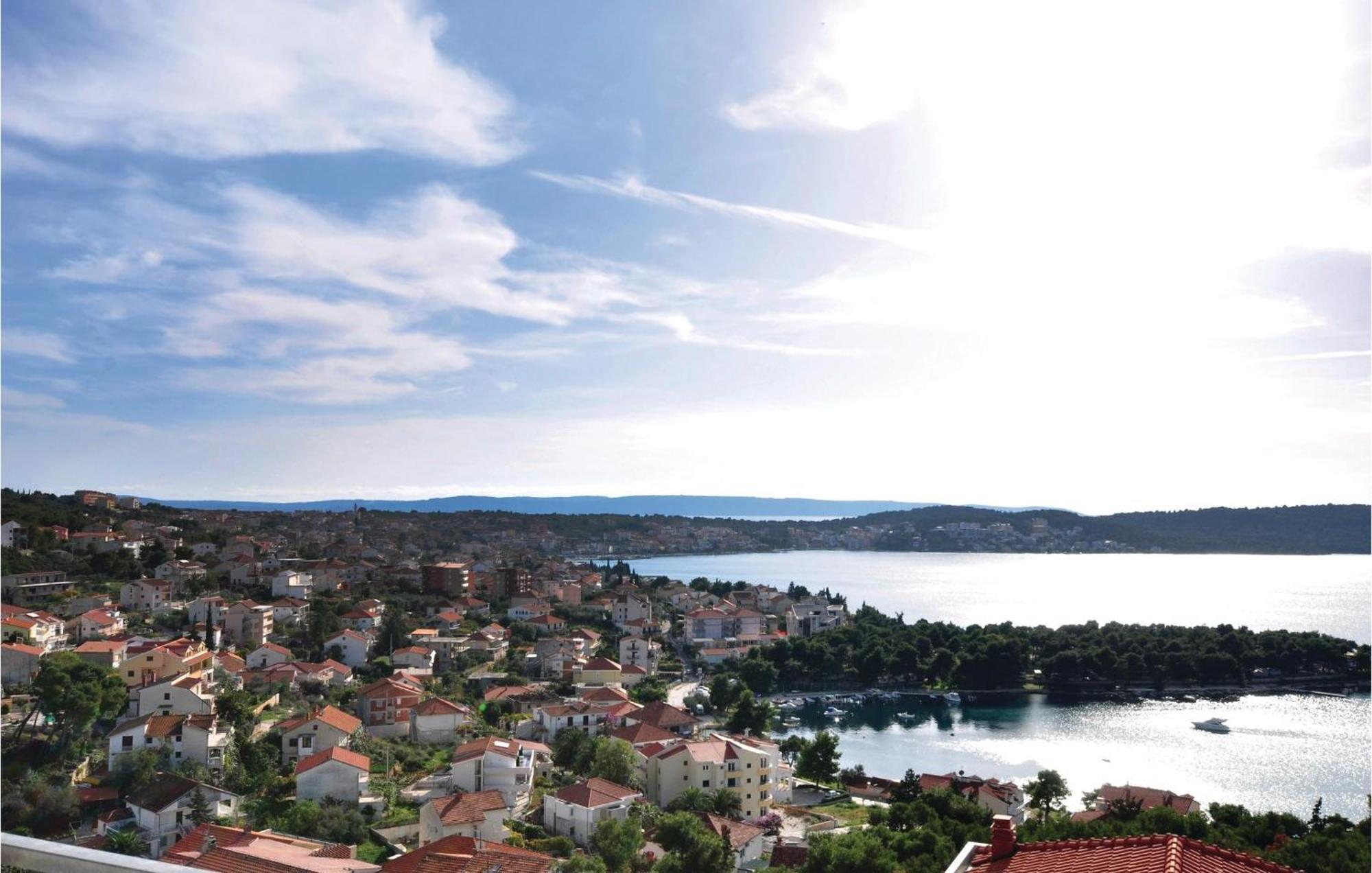 Lovely Apartment In Trogir With Kitchen Exterior foto
