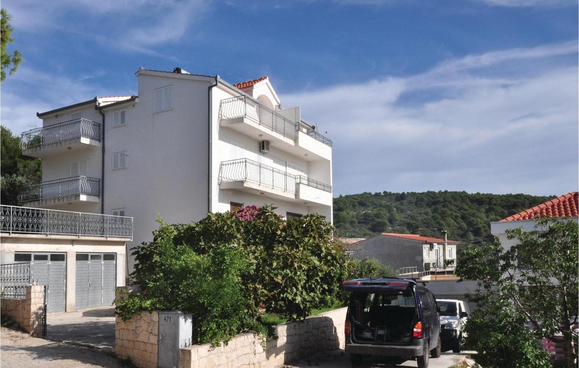 Lovely Apartment In Trogir With Kitchen Exterior foto